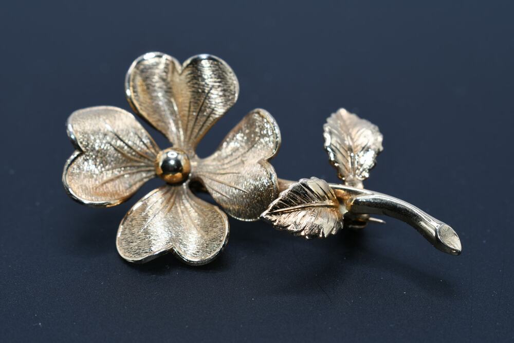 Giovanni Vintage Floral Brooch Gold Tone Flower Pin Signed 2 Inch